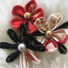 つまみ細工のブローチ