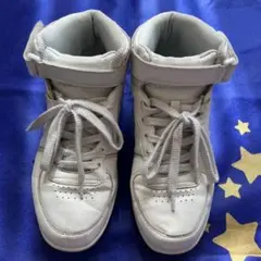 ホワイト ハイカット スニーカー ストラップ付き　23．5センチ