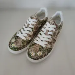 ベージュ スニーカー