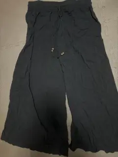 黒いドローストリング付きサロペット