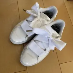 プーマ　エナメル　バスケットハートパテント　リボンスニーカー 白　23.5cm