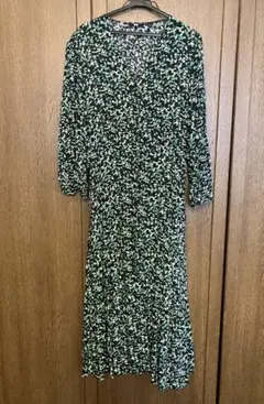 ユニクロ　小花柄ロングワンピース 八分丈　Vネック
