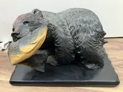 木彫りの置物 熊とサケ 台座付 - メルカリ