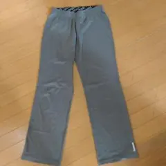 Reebok グレー ストレートパンツ