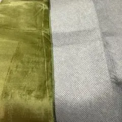 オリーブグリーンとグレーのラグ