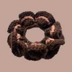 シュシュ　ダークブラウン ベージュ　ハンドメイド　編み物　フリル　茶色