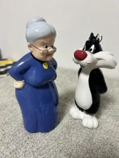 【希少】ルーニーチューンズ　グラニー ＆ジルベスターソルト＆ペッパーシェーカー￼