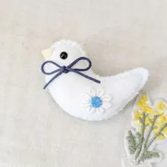 小鳥のブローチ　セキセイインコ⑭