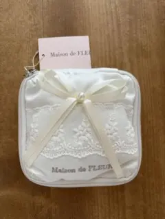 Maison de FLEUR ポーチ ホワイト リボン　レース　フリルのサムネイル