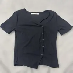 by muni:r アシンメトリーボタンリブTシャツ ブラックのサムネイル