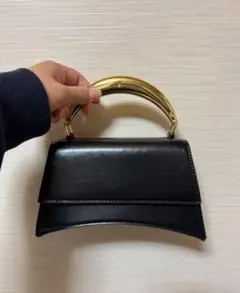 黒のハンドバッグ ゴールドハンドル付き