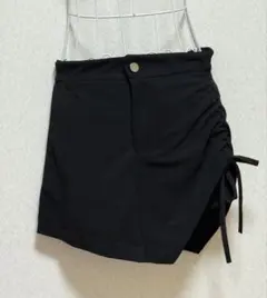 黒のサイドひも付きショートパンツ