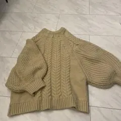 ベージュ ケーブル編み ニット