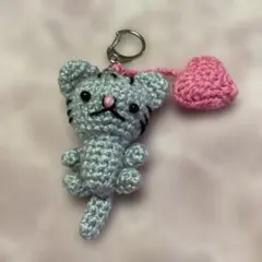 あみぐるみ、ネコとハートのチャーム付き、キーホルダー