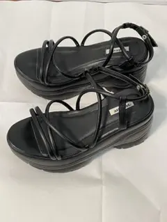 厚底9cmクロスストラップ ブラックサンダル