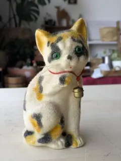 猫の貯金箱　置物　昭和レトロ　三毛猫　陶器　人形　ネコ　アンティーク　招き猫　鈴