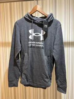 新品　Under Armour グレー パーカー