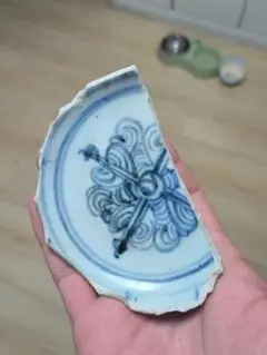 青い花模様の陶器の破片