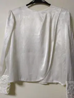 ホワイト長袖シャツ 袖口ギャザー