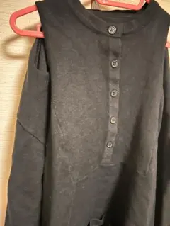黒いボタン付き長袖トップスのサムネイル