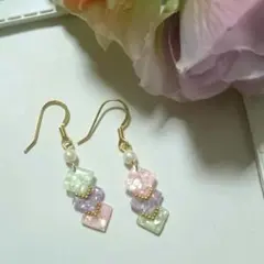 3色シェルのホワイトパールピアス