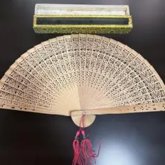 【当時物】白檀 扇子 2本セット 透かし彫り 香木 昭和レトロ 骨董 当時物】白檀 扇子 2本セット 透かし彫り 香木 昭和レトロ 骨董 - メルカリ