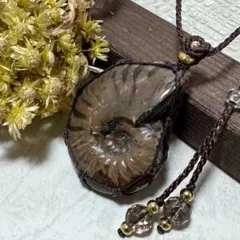 赤く輝くアンモナイトのマクラメネックレス