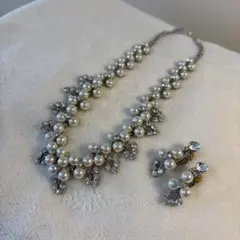 パールとクリスタルのネックレスとイヤリングセット