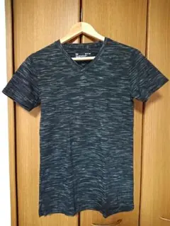 Under Armour ダークグレー Vネック Tシャツ SMサイズ