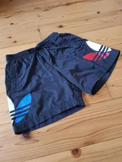 アダィダスオリジナル　水陸両用ショートパンツ