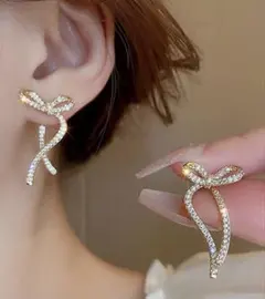 リボン型クリスタル装飾ゴールドピアス