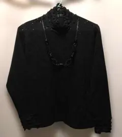黒 フリル付きタートルネックセーター ネックレス付き