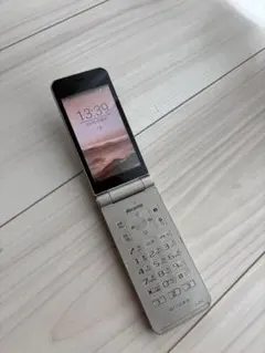 docomo 折りたたみ式携帯電話 ホワイト - メルカリ