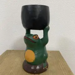カエルの置物 黒い容器付き