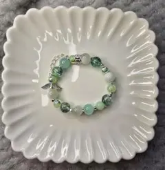 【ハンドメイド】緑系ビーズの羽根チャームブレスレット