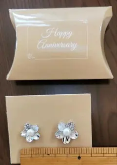 桜の形状シルバーのピンバッジ大、小