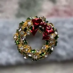 クリスマスリースモチーフ ブローチ クリスタル調ストーン装飾