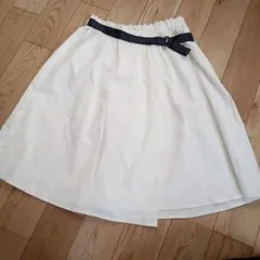 ホワイト フレアスカート 黒色ベルト付き