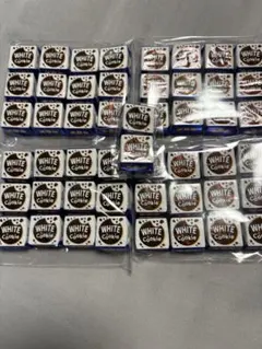チロルチョコ⭐︎ホワイト＆クッキー50個のサムネイル