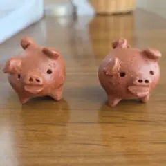 3本足の豚 2体セット 幸運を呼ぶ豚 置物 チリ 陶器 ラッキーピッグ