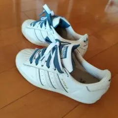 再びさらにお値下げします adidas Superstar ホワイト/ブルー