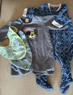 ミッキーマウスロンパースとスタイ付き