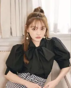 新品タグ付きグレイルボウタイリボンパフスリーブブラウストップス