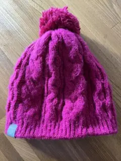 DESCENTE ケーブル編みポンポン付きニット帽子 ピンク