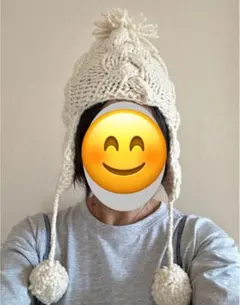 ポンポン付きクリーム色ニット帽