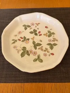Wedgwood Wild Strawberry 八角皿