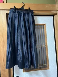 黒の光沢ロングプリーツスカートused