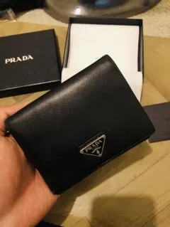 PRADA ブラック 二つ折り財布 サフィアーノレザー