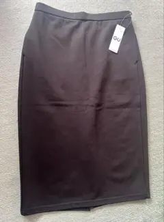 GU カットソータイトスカート