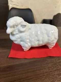 有田焼　白磁　羊の置物のサムネイル